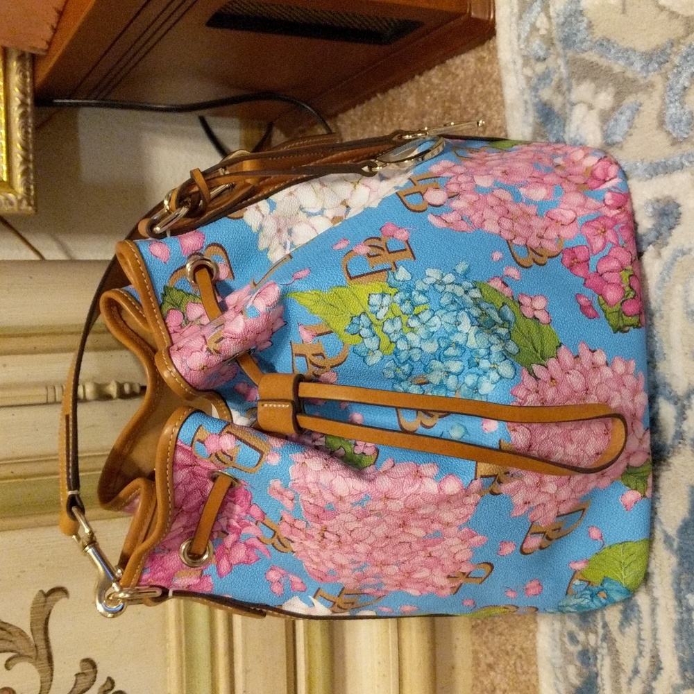 Rare gorgeous Dooney and Bourke Hydrangea Drawstring!!
